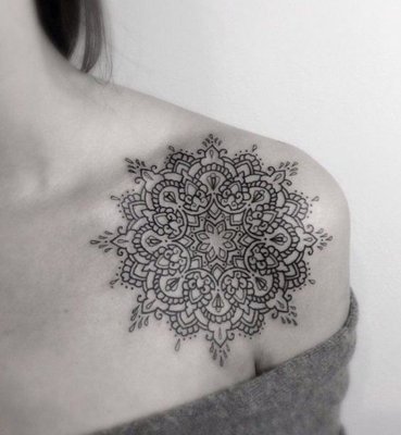  Tatouage mandala sur le devant de l'épaule
